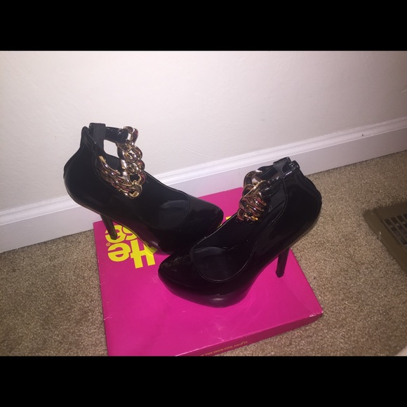 Shiny Black High Heels &Gold Chain - Picture 6 of 6